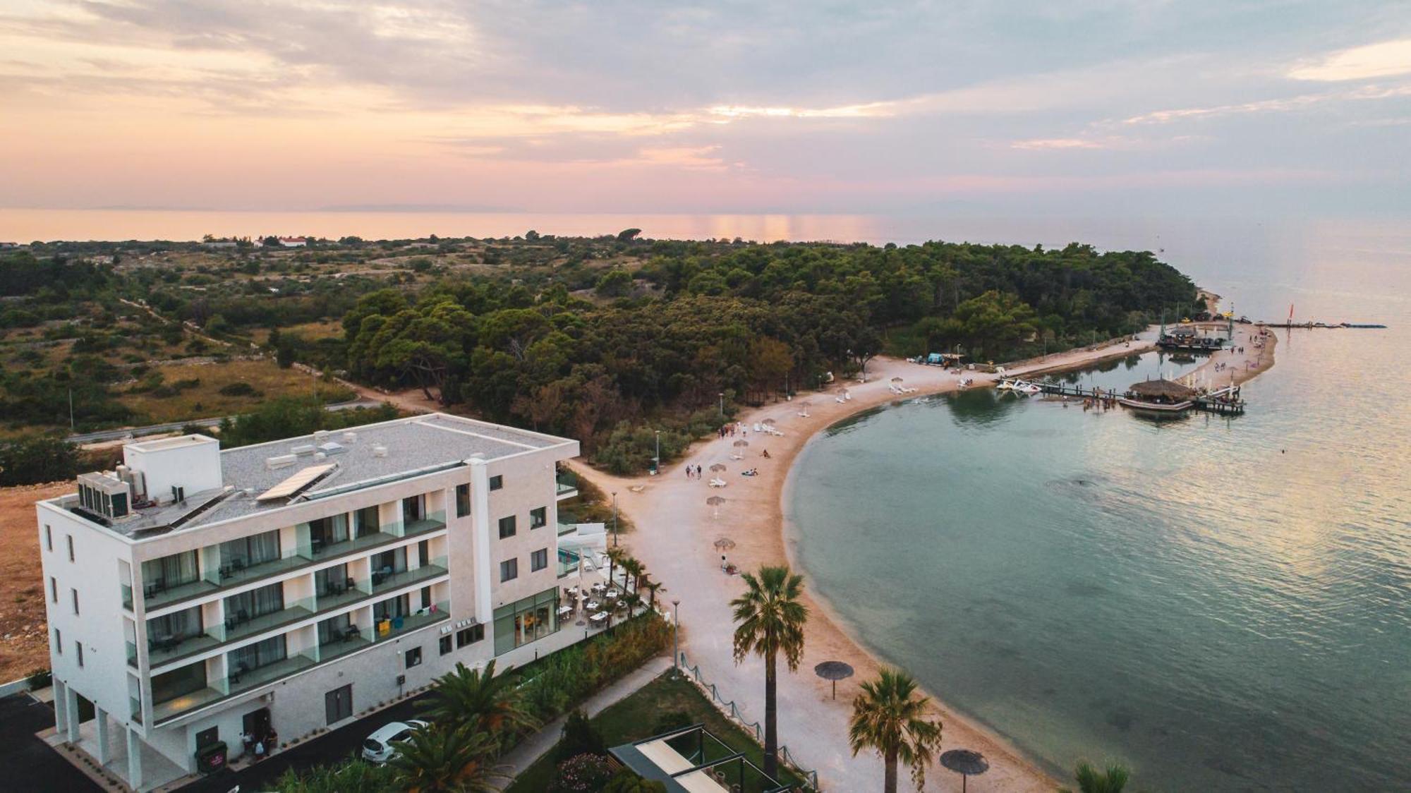 Kaneo Beach Hotel Новаля Екстериор снимка