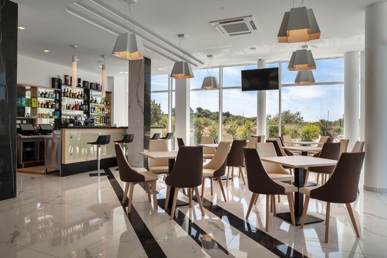 Kaneo Beach Hotel Новаля Екстериор снимка