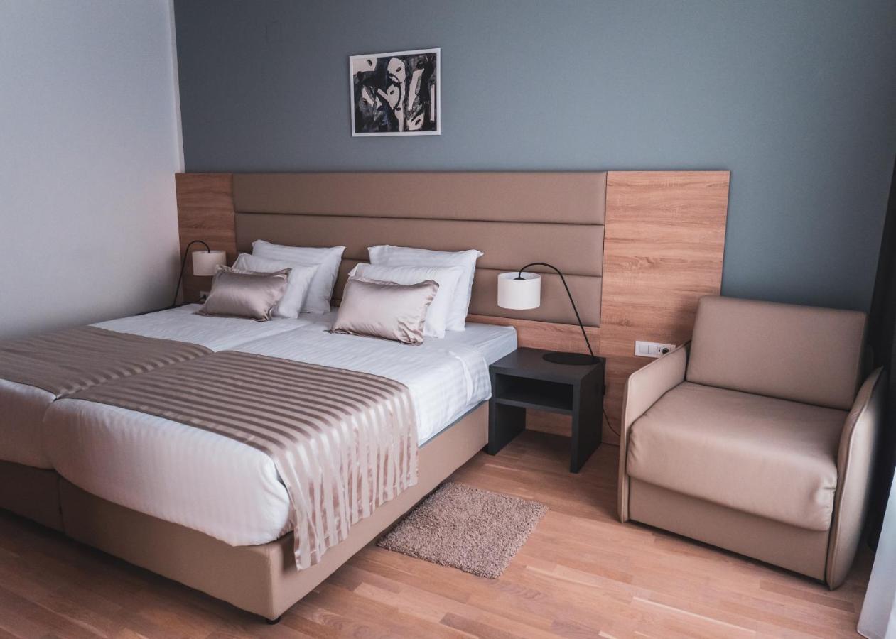 Kaneo Beach Hotel Новаля Екстериор снимка